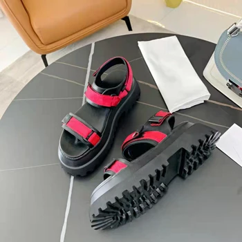 Vallu 2021 poletje nov slog ravno dno moda preprosto barvno ujemanje vseh tekmo debelo dno povečala usnja sandali