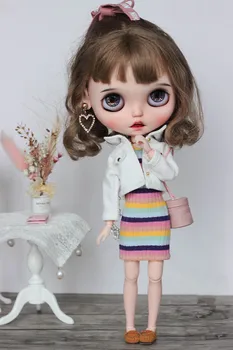 Blythes lutka boeva je primerna za ob24 licca in nosili v mavrica prugasta sundress z multi-barvne lutka dodatki 40401