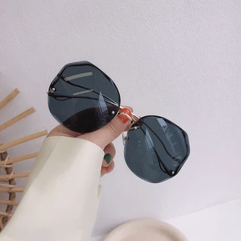 2021 Moda Čaj Gradient sončna Očala Ženske Ocean Voda Cut Klesan Objektiv Kovinsko Ukrivljeno Templjev sončna Očala Ženski UV400 Očala