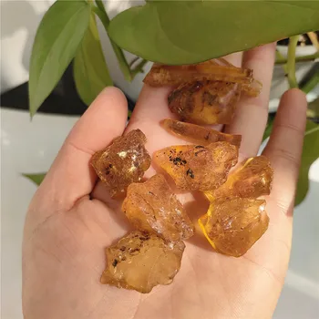 Veliko naravnih amber kamni in kristali raw gemstone majhna velikost