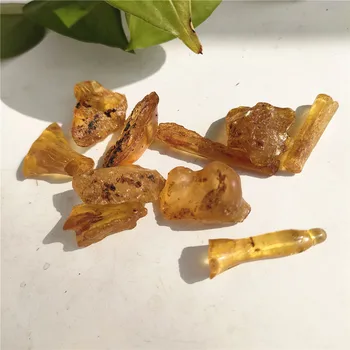 Veliko naravnih amber kamni in kristali raw gemstone majhna velikost