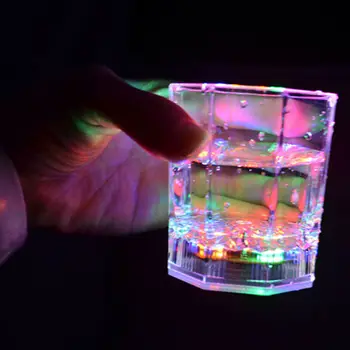 Ustvarjalne LED Žareče Svetlobe Navzgor 4Colors Rock Whisky Čarobno Očala spreminjanje Pokal Flash Bar svate, Dekoracijo Dropshipping